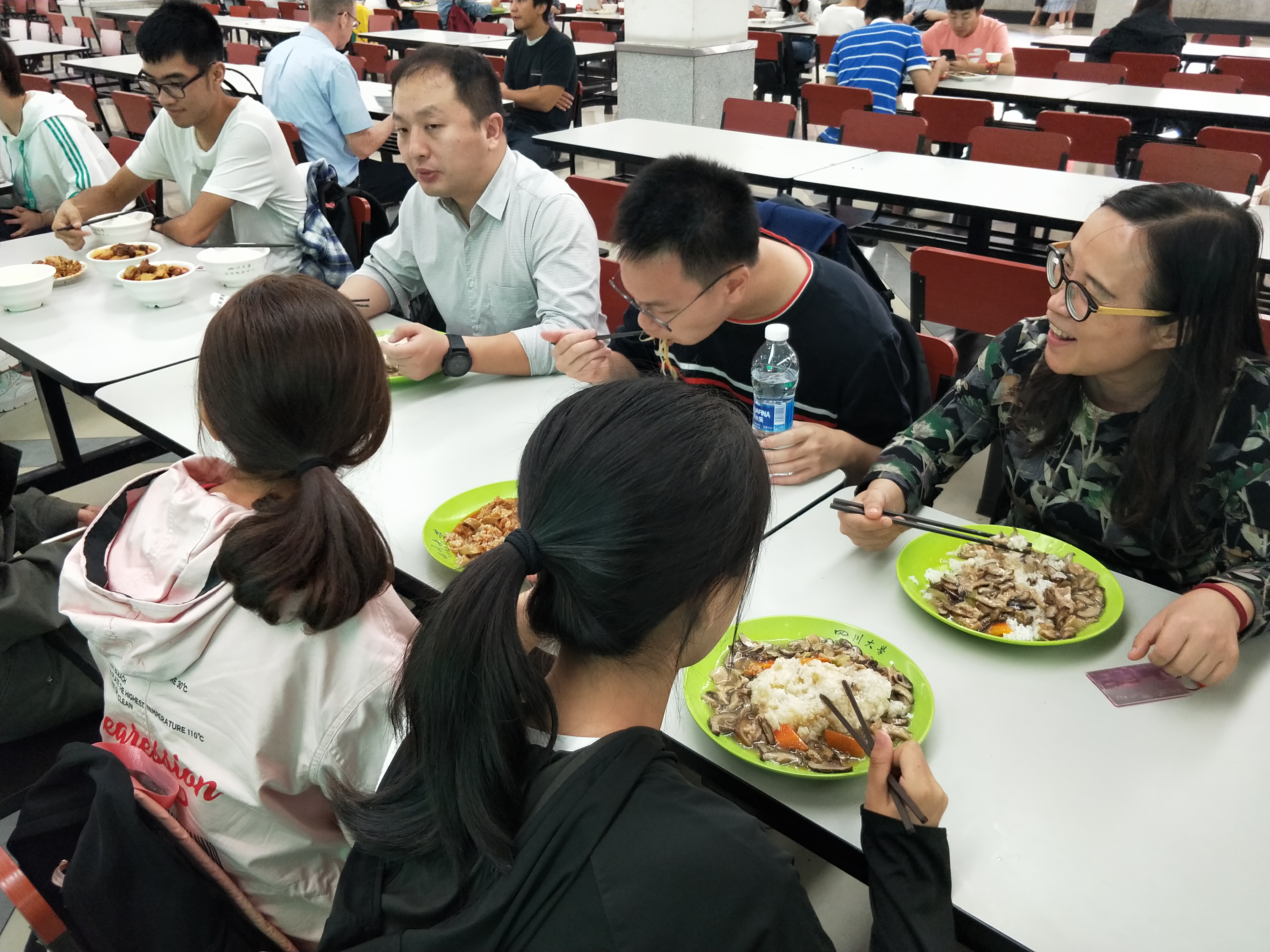 电子信息学院教授午餐交流会顺利举行